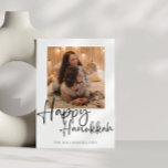 Minimalistische Kalligrafie Happy Hanukkah Foto Feiertagskarte<br><div class="desc">Feiern Sie Hanukkah stilvoll mit dieser minimalistischen Foto-Urlaubskarte mit eleganter Schriftzeichen-Kalligraphie in Schwarz und Weiß. Dieses elegante Design ist perfekt für Familien geeignet und verbindet moderne Typografie mit Ihrem bevorzugten Foto.</div>