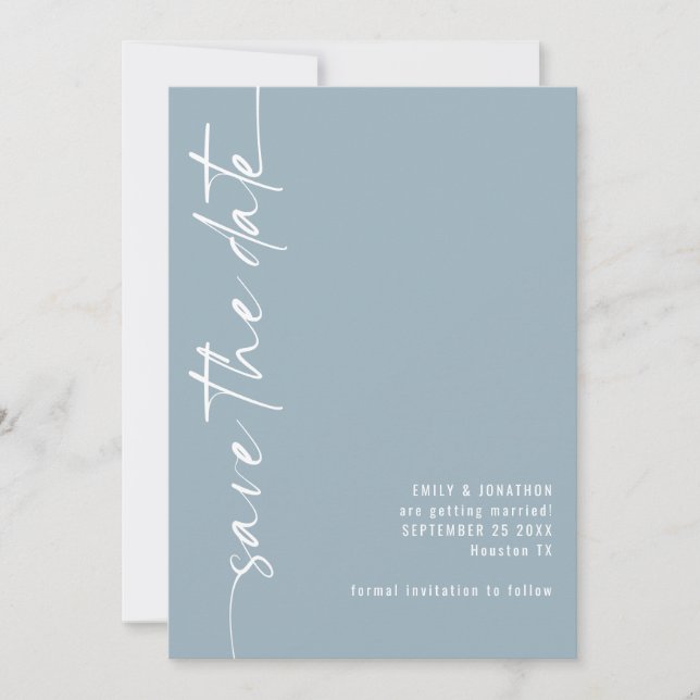 Minimalistische Kalligrafie QR Code Dusty Blue Wed Save The Date (Vorderseite)