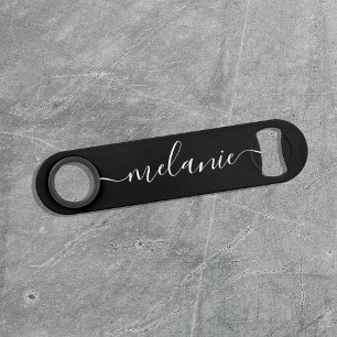 Minimalistische Kalligrafie Schwarz Weiß Brautjung Speed Flaschenöffner