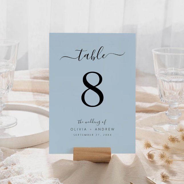 Minimalistische Kalligrafie Script Dusty Blue Wedd Tischnummer (Minimalist Calligraphy Script Dusty Blue Wedding Table Number)