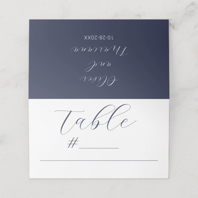 Minimalistische Kalligrafie Script Navy Blue Weddi Platzkarte (Außenseite Aufgefaltet)