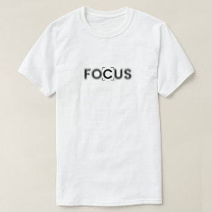 Minimalistische Kameralinsen-Unschärfe-Typografie T-Shirt