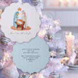 Minimalistische Krippenlandschaft ist alles ein ru Ornament Karte<br><div class="desc">Minimalistische Krippenlandschaft ist alles ein ruhiges Weihnachtsfest. Ein handliches All-in-One-Ornament und eine Karte, mit einer charmanten modernen Krippenlandschaft Mary, Joseph und baby Jesus, mit einer Linie aus dem Lieblingskarol Stille Nacht : All Is Calm All ist hell. in einem stilvollen modernen Drehbuch. Mit dem festlichen Gruß und den Namen auf...</div>