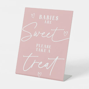 Minimalistische Leckerei für ein süßes Girl-Baby-D Sockelschild