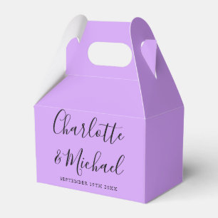 Minimalistische lila-lavendel-farbene Hochzeit mit Geschenkschachtel