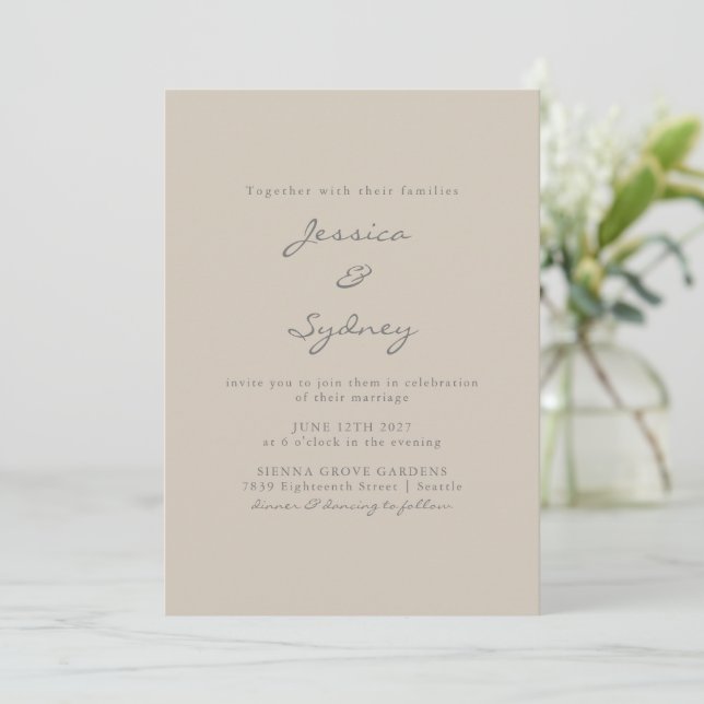 Minimalistische Moderne Beige Taupe SkriptWedding Einladung (Stehend Vorderseite)
