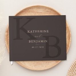 Minimalistische moderne Hochzeit mit braunem Monog Gästebuch