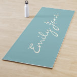 Minimalistische moderne Kalligrafie Aquamarin Blau Yogamatte<br><div class="desc">Diese individuelle Yoga-Matte zeigt Ihren Namen in schönen handgeschriebenen Schriftzeichen auf einem aquamarinen,  stylischen,  blauen Hintergrund. Gute Geschenkidee.</div>