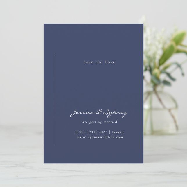 Minimalistische moderne Navy Blue Script Hochzeit Save The Date (Stehend Vorderseite)