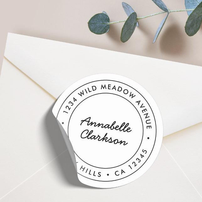 Minimalistische moderne Schrift | Grenzüberschreit Runder Aufkleber (A stylish white envelope seal perfect for weddings, business, or everyday mail)