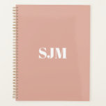 Minimalistische moderne staubige Monogramm-Initial Planer<br><div class="desc">Minimalistisches modernes staubfarbenes, individuelles Jahr, Monogramm, Initialen oder Name elegante personalisierte Agenda Planer. Benutzerdefinierter weißer Text auf staubrosafarbenem, schlichtem, solidem Hintergrund.</div>