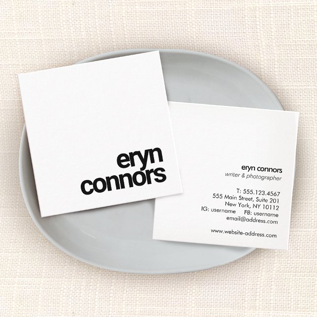 Minimalistische moderne Typografie Schwarz-weiß Quadratische Visitenkarte (Von Creator hochgeladen)