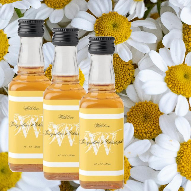 Minimalistische Monogram Chic Script Wedding Mini Alkoholflaschenetikett (Wonderful sunny yellow wedding favors: Minimalist mini liquor bottle labels. Chic script & Monogram.)