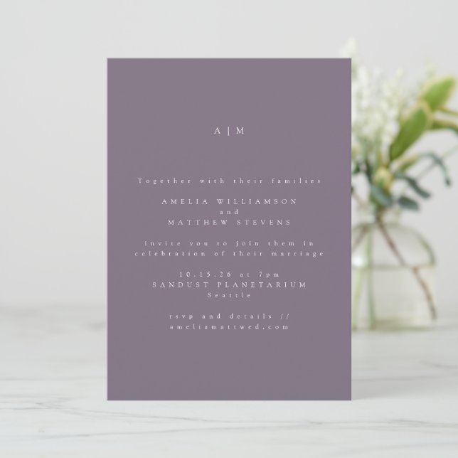 Minimalistische Monogram Dusty Lila Simple Wedding Einladung (Stehend Vorderseite)