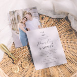 Minimalistische Monogram Elegante Budget Foto Hoch<br><div class="desc">Diese elegante Hochzeitseinladung beinhaltet ein individuelles Hochzeitsmonogramm ganz oben auf der Karte. Das Monogramm verbindet die Initialen der Paarnamen mit einer rustikalen, handgezeichnet Blatt-Rechtschreibweise. Der Vorname ist in Chic-Script-Kalligraphie geschrieben, der zweite in klassischen Serif-Hauptstädte. Darunter werden Datum, Jahr und Uhrzeit in drei Zeilen gedruckt, gefolgt von Veranstaltungsort und Adresse. Es...</div>