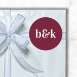 Minimalistische Monogram Initials Burgundy Red Wed Runder Aufkleber<br><div class="desc">Modernes,  minimalistisches Hochzeitsdesign mit großen,  fetten Buchstaben in Tonfarbe: Burgund,  Rot (Farbe,  Schriftart,  Text,  Größe kann geändert werden). Mit Datum und Braut und Bräutigam Monogramm,  mit Monogramm (Initialen). Sticker / Siegel für Hochzeitseinladung Umschläge. Ideal für das junge Paar für Herbst/Herbst Hochzeit.</div>