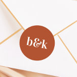 Minimalistische Monogram-Initials Terracotta Weddi Runder Aufkleber<br><div class="desc">Modernes,  minimalistisches Hochzeitsdesign mit großen kühnen Buchstaben in Tonfarbe: Terrakotta,  Rost (Farbe,  Schriftart,  Text,  Größe kann geändert werden). Mit Datum und Braut und Bräutigam Monogramm,  mit Monogramm (Initialen). Sticker / Siegel für Hochzeitseinladung Umschläge. Ideal für das junge Paar für Herbst/Herbst Hochzeit.</div>