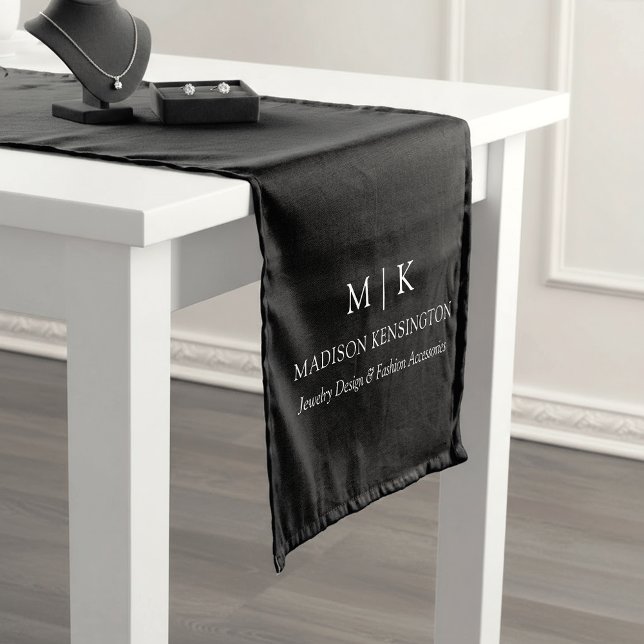 Minimalistische Monogramm oder Hinzufügen von Logo Mittelgroßer Tischläufer (Customize to change text size, style or background color.)