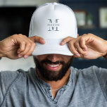 Minimalistische Monogramm Personalisiert Truckerkappe<br><div class="desc">Beginnen Sie Ihren Look mit unserer speziell für Sie personalisierten, weißen Baseballkappe mit einem minimalistischen Monogramm-Initial und Ihrem Namen für ein sauberes, stilvolles Design. Die aus hochwertigen Materialien gefertigte Kappe ist leicht, komfortabel und verstellbar und eignet sich somit perfekt für jede Aktivität im Freien. Egal ob Sie den Golfplatz besuchen,...</div>