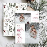 Minimalistische Mr. and Mrs Red Verheiratet & Merr Feiertagskarte<br><div class="desc">Mit unserer atemberaubenden neuen Minimalistischen Red Verheiratet & Merry Foto Holiday Card präsentieren wir Ihnen ein modernes Design mit eleganter Typografie und drei hochkarätigen Fotos in festlicher Rot-Weiß-Optik. Die minimalistische Vorderseite wird durch ein warmes, festliches botanisches Wassermuster auf der Rückseite ergänzt, das Grün, Eukalyptus, Kiefern und Beeren zeigt. Ideal, um...</div>