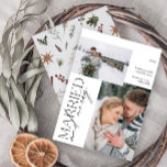 Minimalistische Mr. and Mrs. Verheiratet & Merry F Feiertagskarte<br><div class="desc">Mit unserer atemberaubenden neuen Minimalistischen Holiday Card Verheiratet & Merry Foto: ein modernes Design mit eleganter Typografie und drei hochgeschätzten Fotos in Schwarz/Weiß. Die minimalistische Front wird durch ein warmes, festliches botanisches Wassermuster auf der Rückseite ergänzt, das Kieferngrün, Eukalyptus, Kiefernzapfen, Zimt und Beeren zeigt. Ideal, um Ihre besonderen Momente mit...</div>