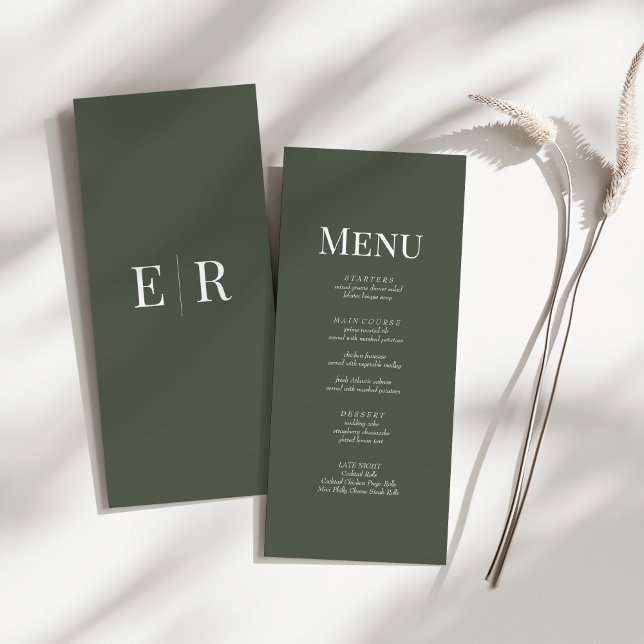 Minimalistische Olive Green Monogram Wedelkarte Menükarte (Minimalist Olive Green Monogram Wedding Menu Card on a sunny white table.)