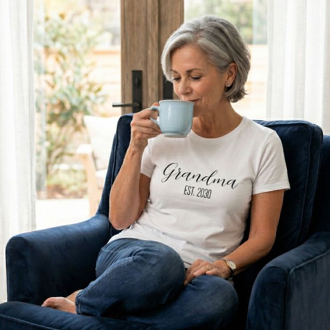 Minimalistische Oma Established Black Script Text T-Shirt (Von Creator hochgeladen)