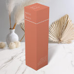 Minimalistische Orange Wedding Wine Box<br><div class="desc">Fügen Sie Ihrer Hochzeit eine elegante Touch mit unserer minimalistisch orangefarbenen Weinkiste hinzu, die unsere passende Schreibtischsuite ergänzen soll. Mit einem eleganten, orangefarbenen Hintergrund mit weißem Text harmoniert dieses Label perfekt mit Einfachheit und Eleganz. Die durchdachte Typografie und das durchdachte Design sorgen dafür, dass Ihre Weinflaschen ein stilvolles Statement abgeben...</div>
