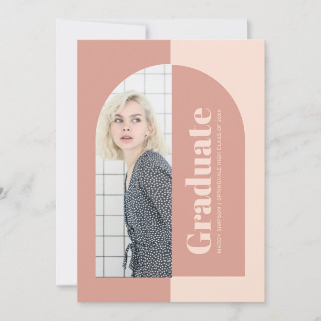 Minimalistische Pfirsichrosa-Arch-Foto-Graduierung Einladung (Vorderseite)