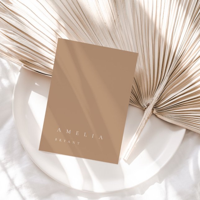 Minimalistische Platzkarte für bleibende Tan-Gast (Minimalist Pale Tan Guest Name Place Card)
