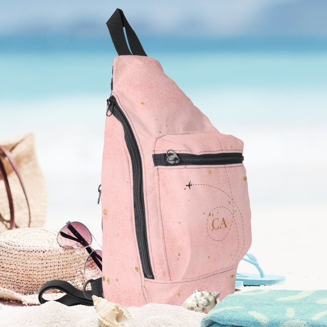 Minimalistische, rosa, goldfarbene Monogramm-Masch Crossbody Bag (Pale Pink Minimalist Golden Monogram Airplane Sling Bag ©Susanne Sachers - Sunny Wanderlust 🌞✈️)
