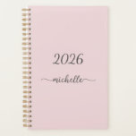 Minimalistische Rosa Monogramm Name Giralskript Planer<br><div class="desc">Girly Feminine Minimalistisch Simple Clean Blush Pink Monogram Name Signature Script Custom Personalisiert 2023 oder jedes Jahr Planer. Dieses Design mit Ihrem Vornamen in einem hübschen handgeschriebenen Stil Swash Schwanz Schriftart Signatur Typografie (oder Kalligrafie) auf staubigen rosa oder hellpastellfarbenen Hintergrund. Große stilvolle weibliche Geschenke zum Geburtstag, Muttertag, Hochzeit, Brautparty, süße...</div>