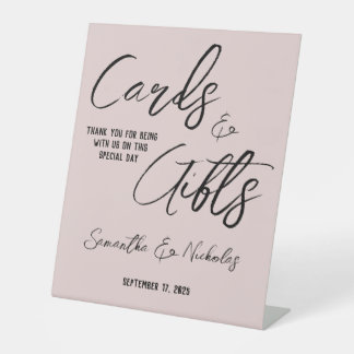 Minimalistische rosafarbene Hochzeitskarten und Ge Sockelschild