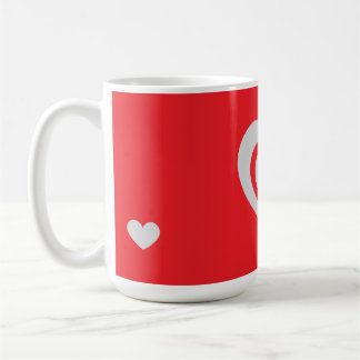 Minimalistische rote Tasse mit Herz-Muster