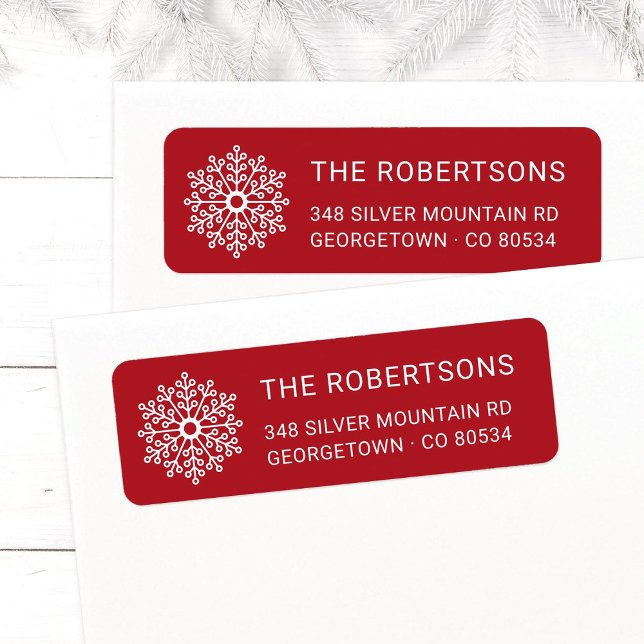 Minimalistische Rücksendeadresse Rot und Weiß (Modern, elegant white Snowflake Christmas return address labels on red background with family name.)