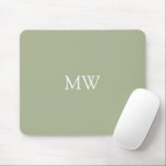 Minimalistische Sage Green Monogram Initials Mousepad<br><div class="desc">Dieses wunderschöne Mousepad zeichnet sich durch ein minimalistisch-grün-Design mit Ihren Monogramm-Initialen oder benutzerdefinierten Text in weiß aus.</div>