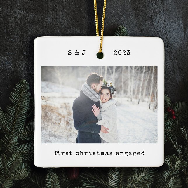 Minimalistische Schreibmaschine | Erste Weihnachte Keramikornament (A sweet and simple vintage inspired ornament with typewriter text celebrates your first year engaged)