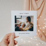 Minimalistische Schreibmaschine | Frohe Weihnachte Feiertagskarte<br><div class="desc">Diese einfachen und minimalistischen Weihnachtskarten zeigen Ihr persönliches Foto,  zusammen mit Ihren Namen und den Worten "fröhlich   hell" in schwarzer Schrift. Sie können dies zu jedem Gruß Ihrer Wahl ändern. Die Rückseite der Karte bietet auch Platz für eine persönliche Urlaubsnachricht für Freunde und Familie.</div>