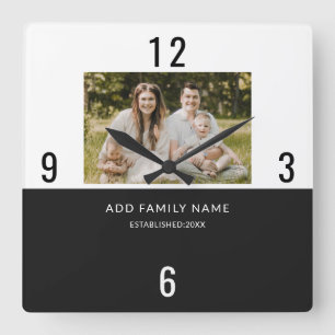 Minimalistische Schwarz-Weiß-Familienname-Foto Quadratische Wanduhr