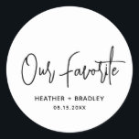 Minimalistische Schwarz-Weiß-Hochzeit Runder Aufkleber<br><div class="desc">Moderne Gastgeschenk Hochzeit Aufkleber mit einem einfachen Design mit "Unser Favorit" in einer eleganten Schrift Typografie zusammen mit Ihren Namen und Hochzeitstag in einem minimalistischen sans Serif Schriftart. Alle Designelemente sind schwarz und weiß. Ein elegantes Design für jeden Hochzeitsstil. Diese Sonderaufkleber eignen sich hervorragend zum Anziehen von Süßigkeiten oder Snacks,...</div>