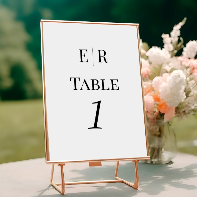 Minimalistische Schwarz-Weiß-Monogramm-Tischnummer Tischnummer (Minimalist Black and White Monogram Table Number on a wedding table.)