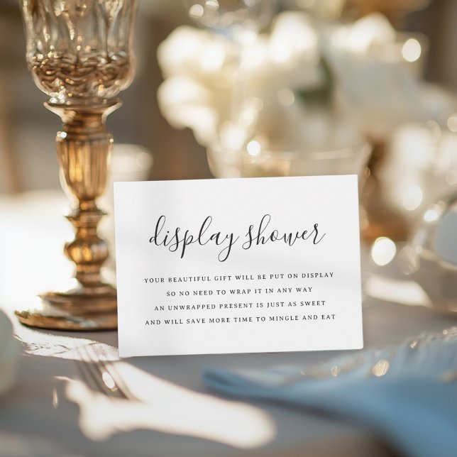 Minimalistische Schwarz-Weiß-Wanddusche Begleitkarte (A minimalist black and white display shower card on an elegant, decorative table.)