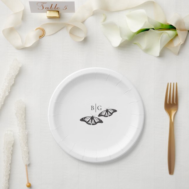 Minimalistische Schwarz-weiße Butterfly-Monogrammh Pappteller (Hochzeit)
