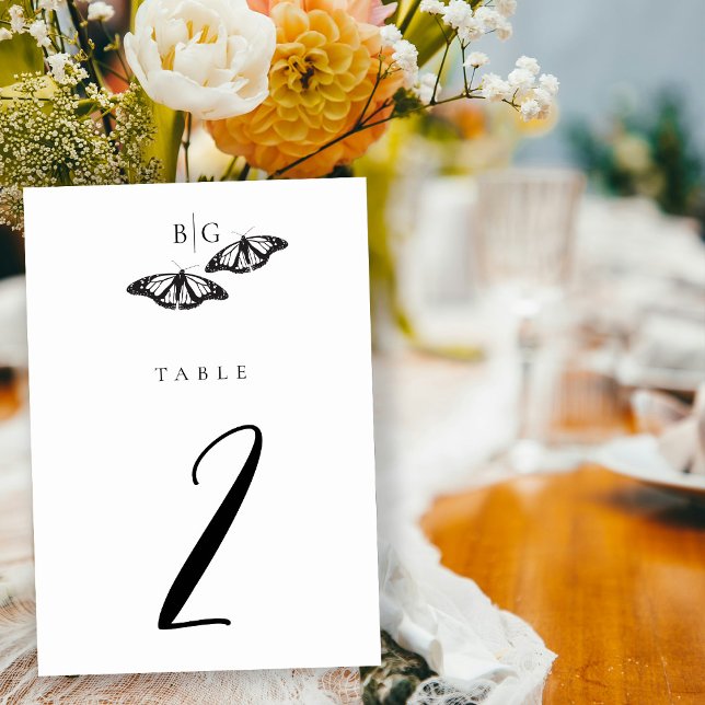 Minimalistische Schwarz-weiße Butterfly-Monogrammh Tischnummer (Minimalist Black White Butterfly Monogram Wedding Table Number)