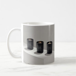 Minimalistische schwarze Kerzen mit winzigen Flamm Kaffeetasse