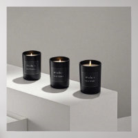 Minimalistische schwarze Kerzen mit winzigen Flamm