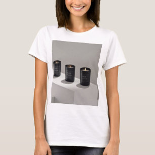 Minimalistische schwarze Kerzen mit winzigen Flamm T-Shirt