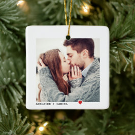 Minimalistische schwarze Typografie mit dem Foto R Keramikornament