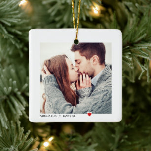 Minimalistische Schwarze Typografie mit Red Heart  Keramikornament