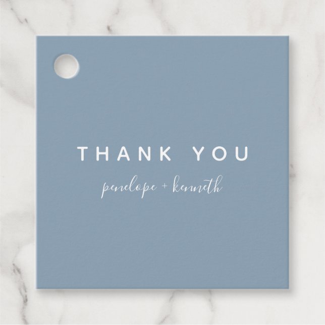 Minimalistische Script-Moderne Hochzeit | Dusty Bl Geschenkanhänger (Vorderseite)